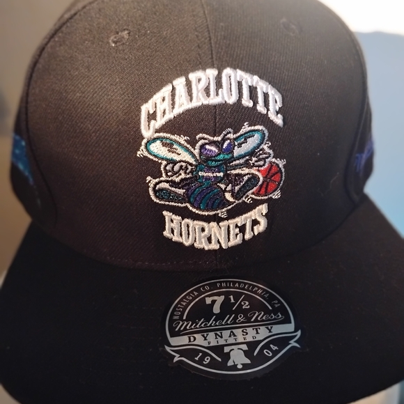 Charlotte Hornets 71/2 Fitted - Picture 2 of 6